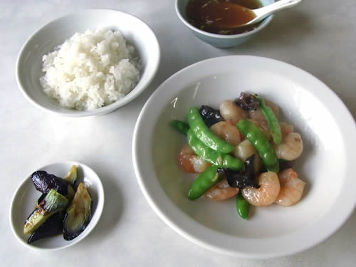 エビとサトウエンドウの塩炒めと涼拌(リャンバン)なすの定食